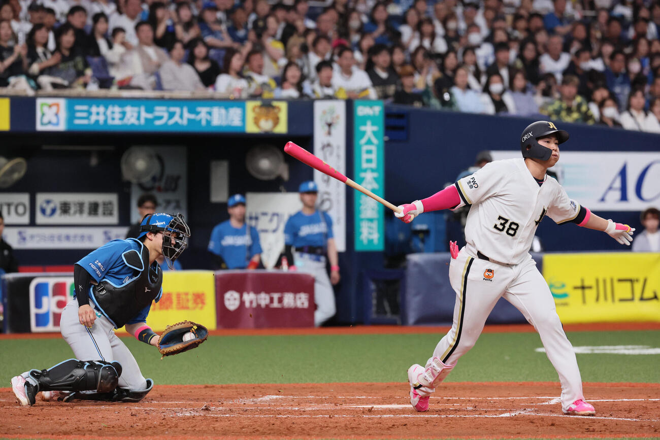 オリックス対日本ハム　4回裏オリックス2死一、三塁、来田涼斗は空振り三振に倒れる（撮影・宮崎幸一）
