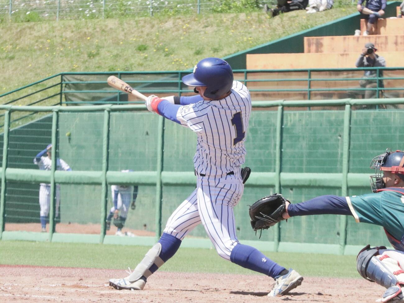 東北学院大対宮城教育大　先制の適時二塁打を放った東北学院大・伊藤和哉外野手（撮影・高橋香奈）