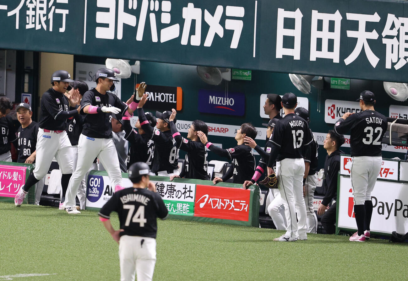 ソフトバンク対ロッテ　2回表ロッテ1死一塁、井上広大は左中間先制2点本塁打を放ちベンチのナインとハイタッチ（撮影・梅根麻紀）＝2026年5月10日