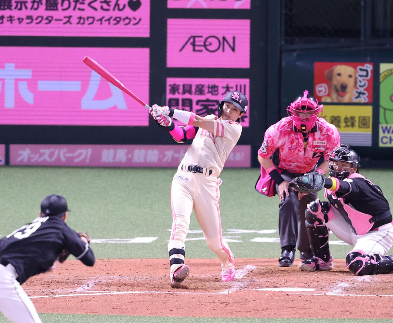 ソフトバンク対ロッテ　3回裏ソフトバンク1死一塁、周東佑京は右越えに適時三塁打を放つ（撮影・梅根麻紀）