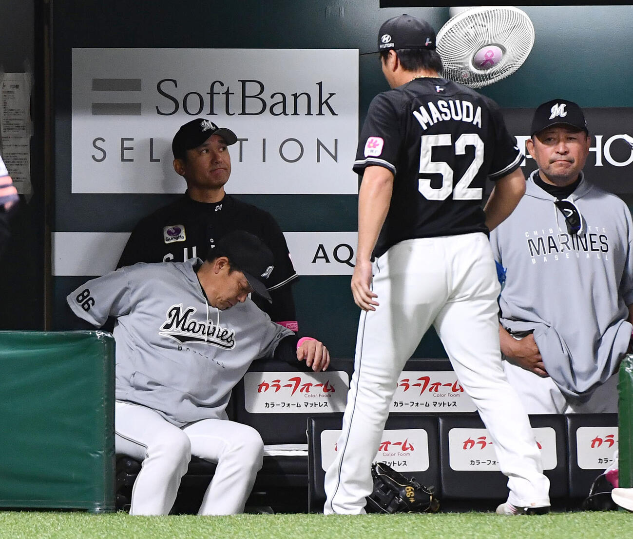 ソフトバンク対ロッテ　7回裏終了後、3点本塁打を打たれた益田直也（右から2人目）の奥で厳しい表情を見せるサブロー監督（手前左）（撮影・岩下翔太）