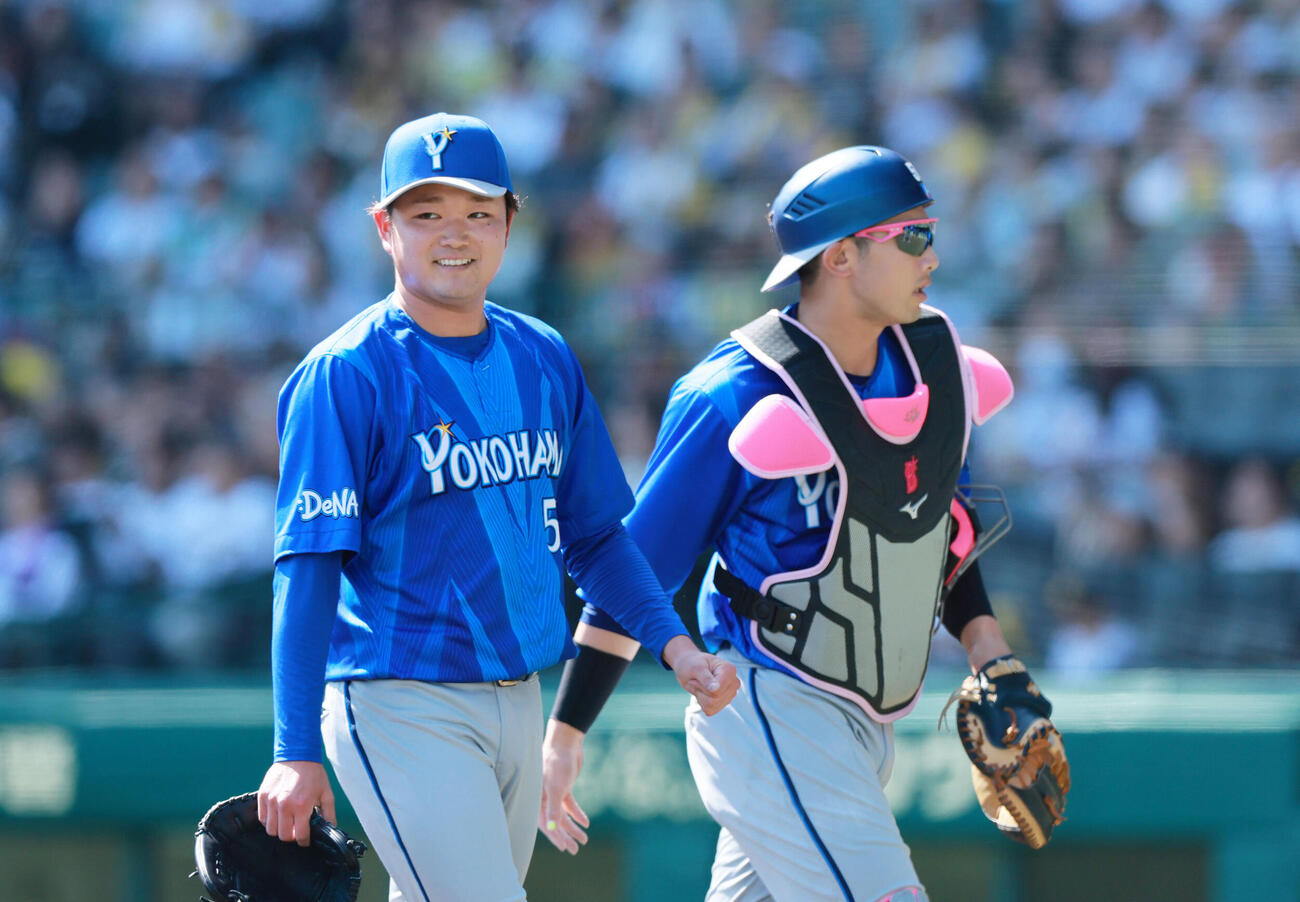 阪神対DeNA 3回を投げ終えベンチに引き揚げるDeNA石田裕太郎（左）と山本祐大（撮影・上山淳一）