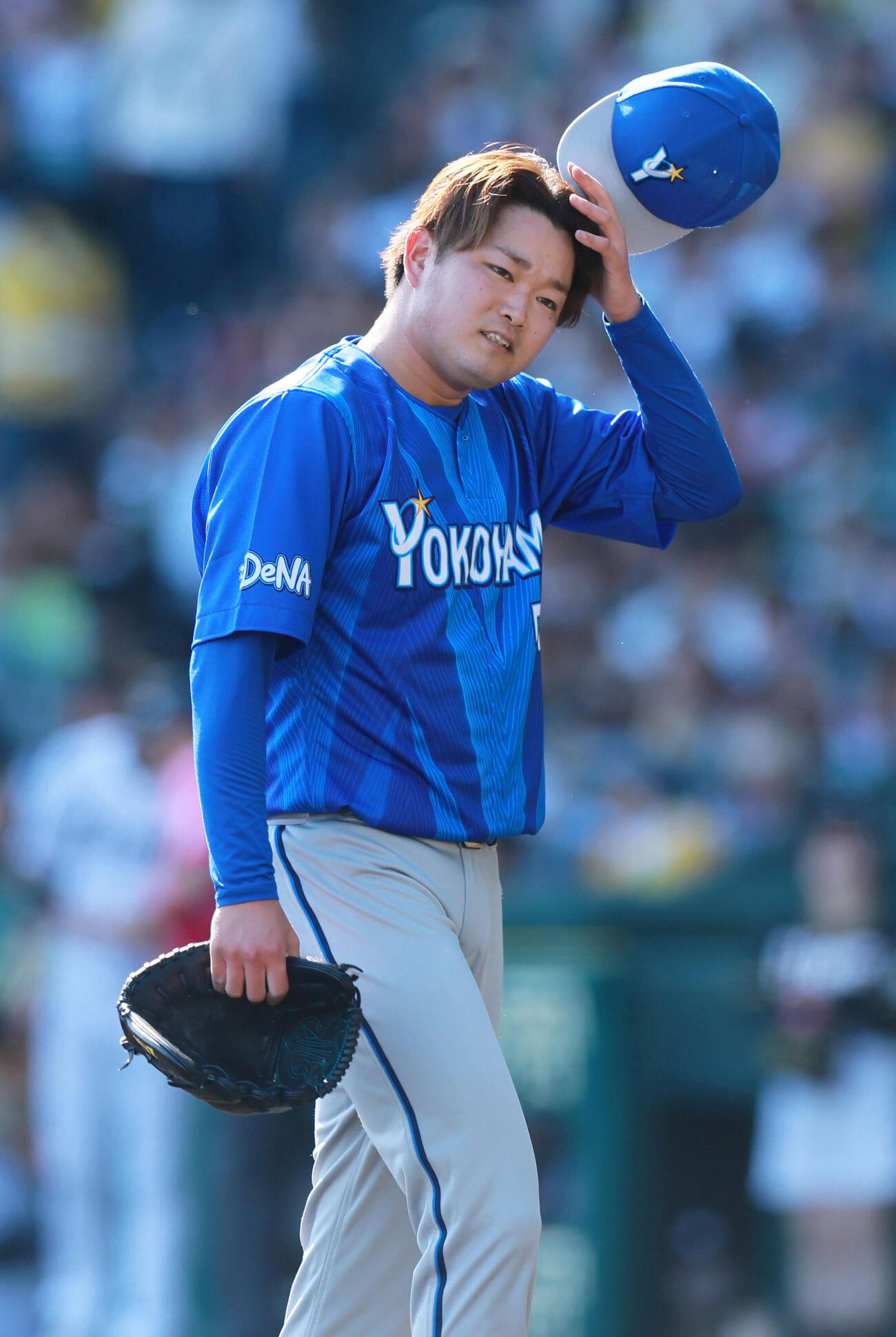 阪神対DeNA 6回を投げ終えベンチへ引き揚げるDeNA先発の石田裕太郎（撮影・上山淳一）..