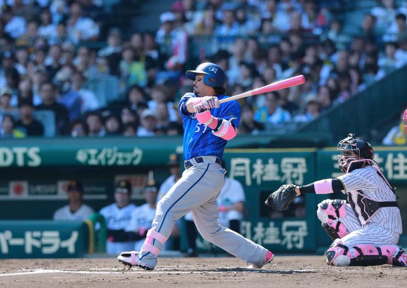 阪神対DeNA 4回表DeNA1死、宮崎敏郎は安打を放つ（撮影・上山淳一）