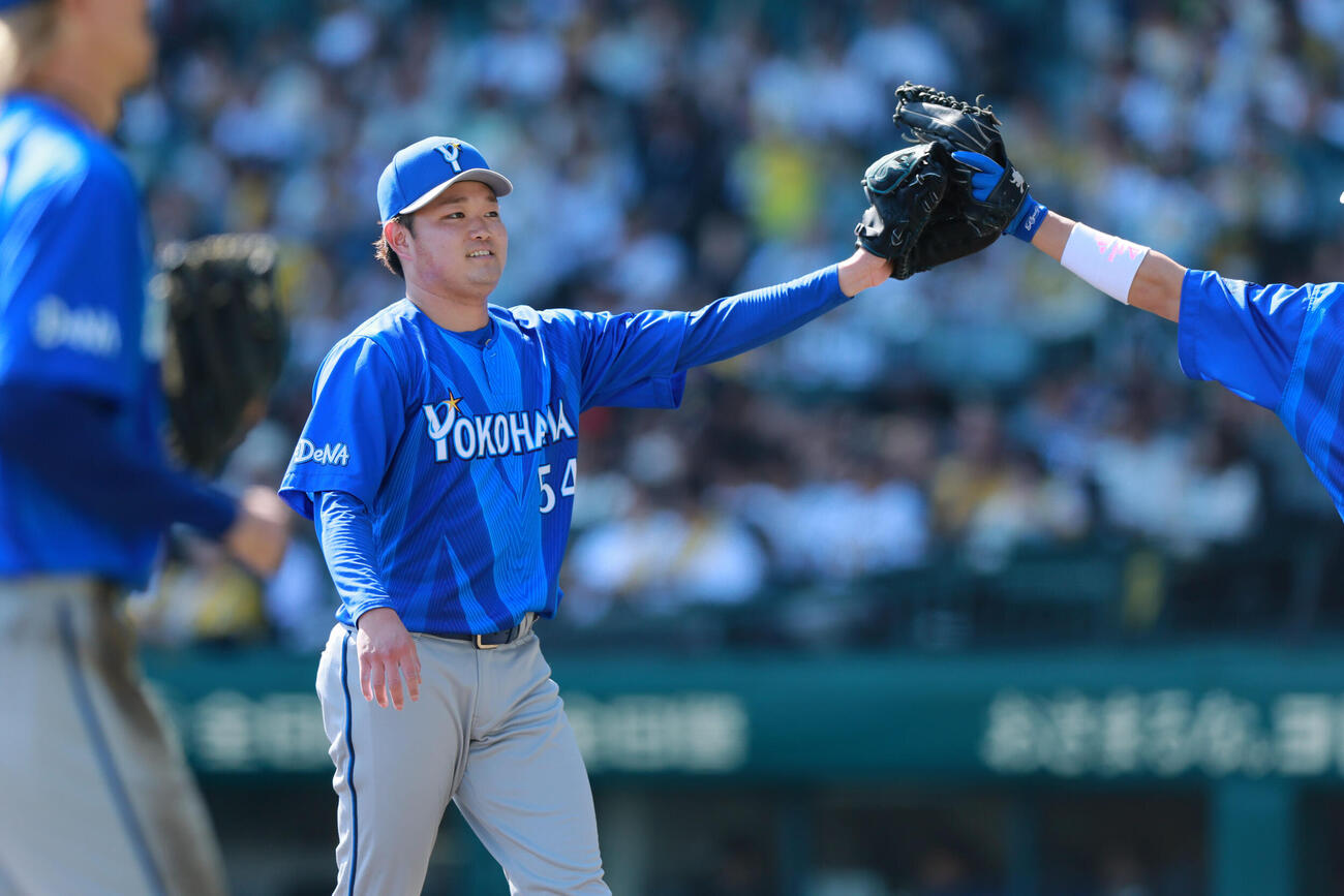 阪神対DeNA 4回を投げ終えベンチへ引き揚げるDeNA石田裕太郎（撮影・上山淳一）