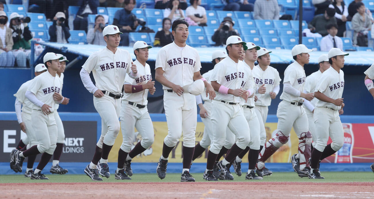 東京6大学野球　早大対立大　2対15で大敗した早大ナイン（撮影・柴田隆二）