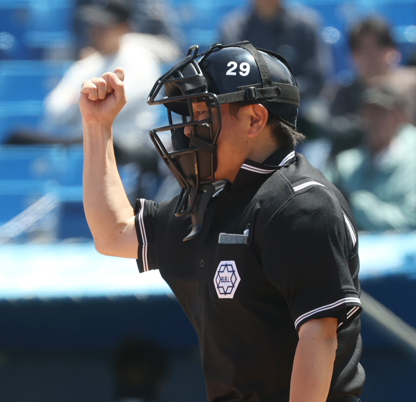 立大対早大　NPBの川上審判の番号29を付けた御手洗球審