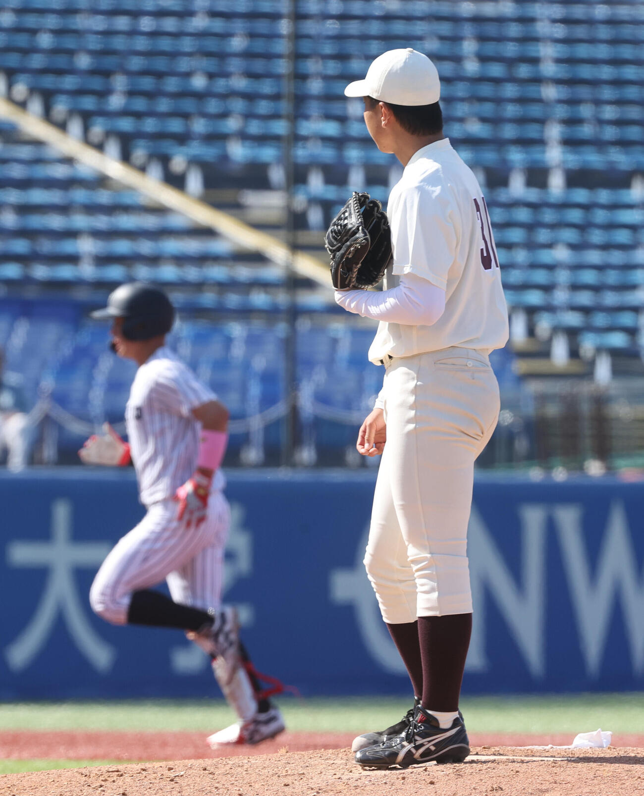 東京6大学野球　早大対立大　2回裏立大1死、丸山一喜に本塁打を浴びた早大・森山陽一朗（撮影・柴田隆二）
