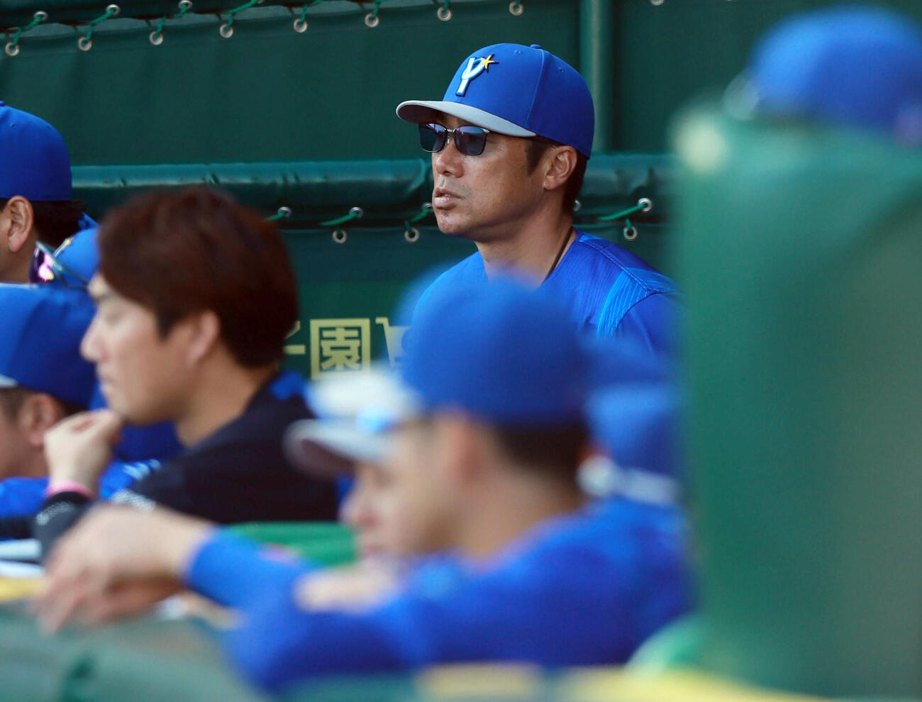 阪神対DeNA 9回表、ベンチからグラウンドを見つめるDeNA相川亮二監督（撮影・上山淳一）..