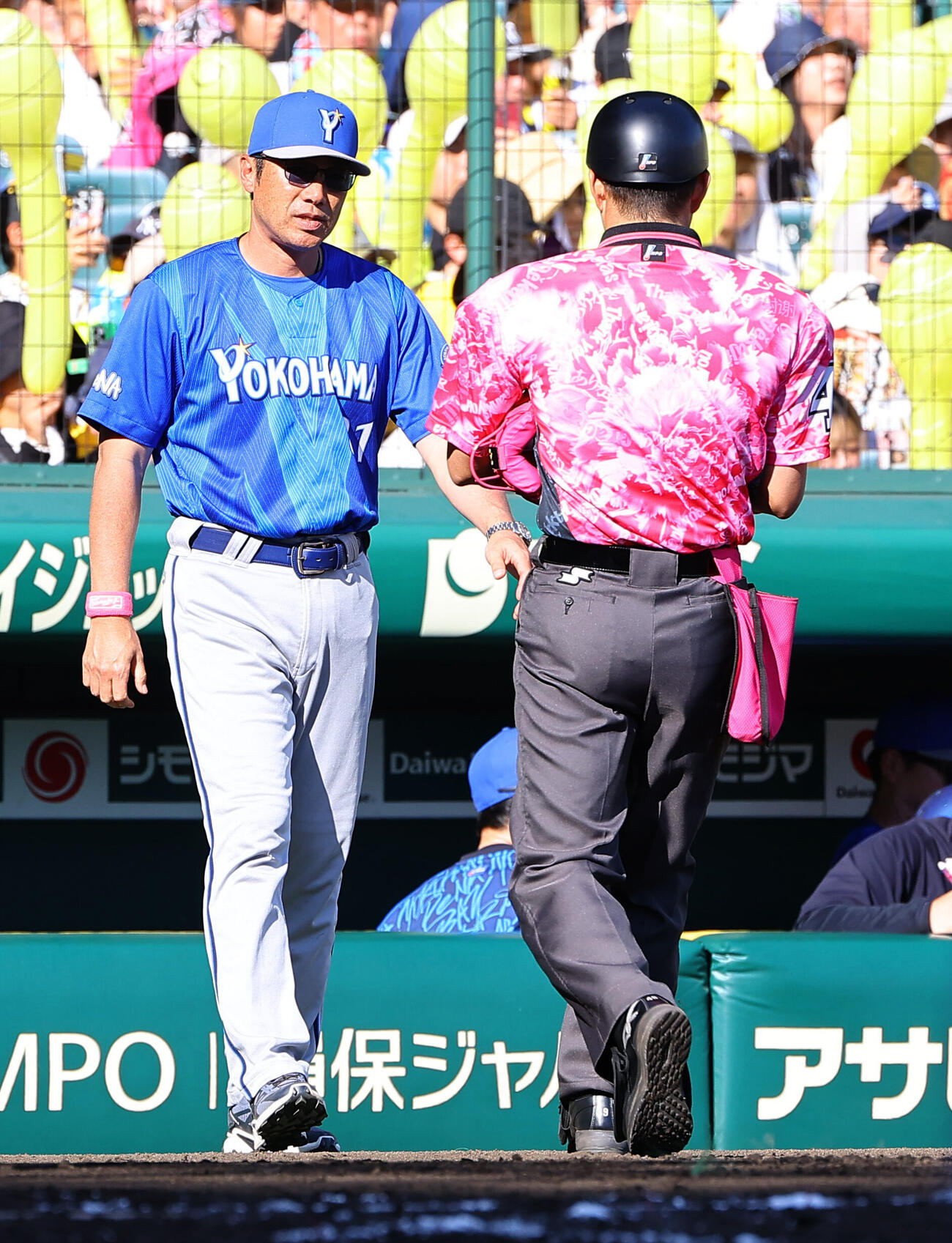 阪神対DeNA　選手交代を告げる相川亮二監督（撮影・上田博志）