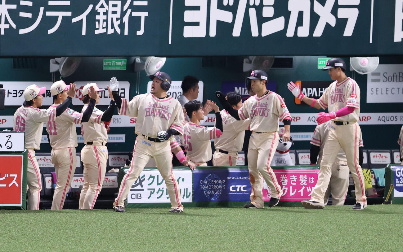 ソフトバンク対ロッテ　7回裏ソフトバンク2死二、三塁、山川穂高は左越えに3点本塁打を放ちベンチのナインとハイタッチ（撮影・梅根麻紀）
