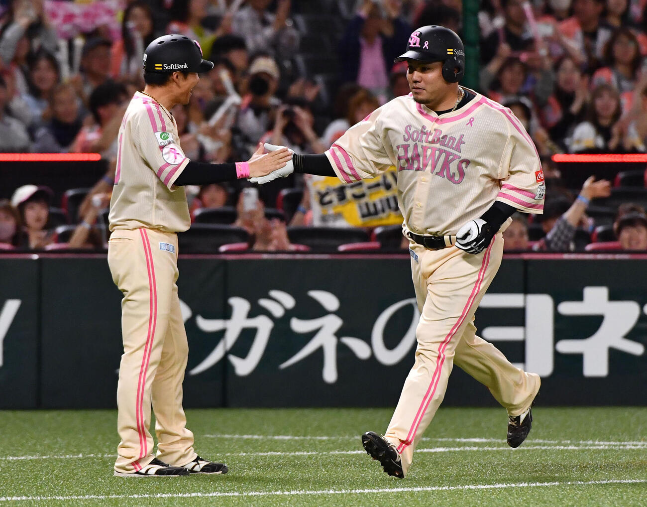 ソフトバンク対ロッテ　7回裏ソフトバンク2死二、三塁、左越え3点本塁打を放ち、本多雄一内野守備走塁兼作戦コーチ（左）とタッチを交わす山川穂高（撮影・岩下翔太）