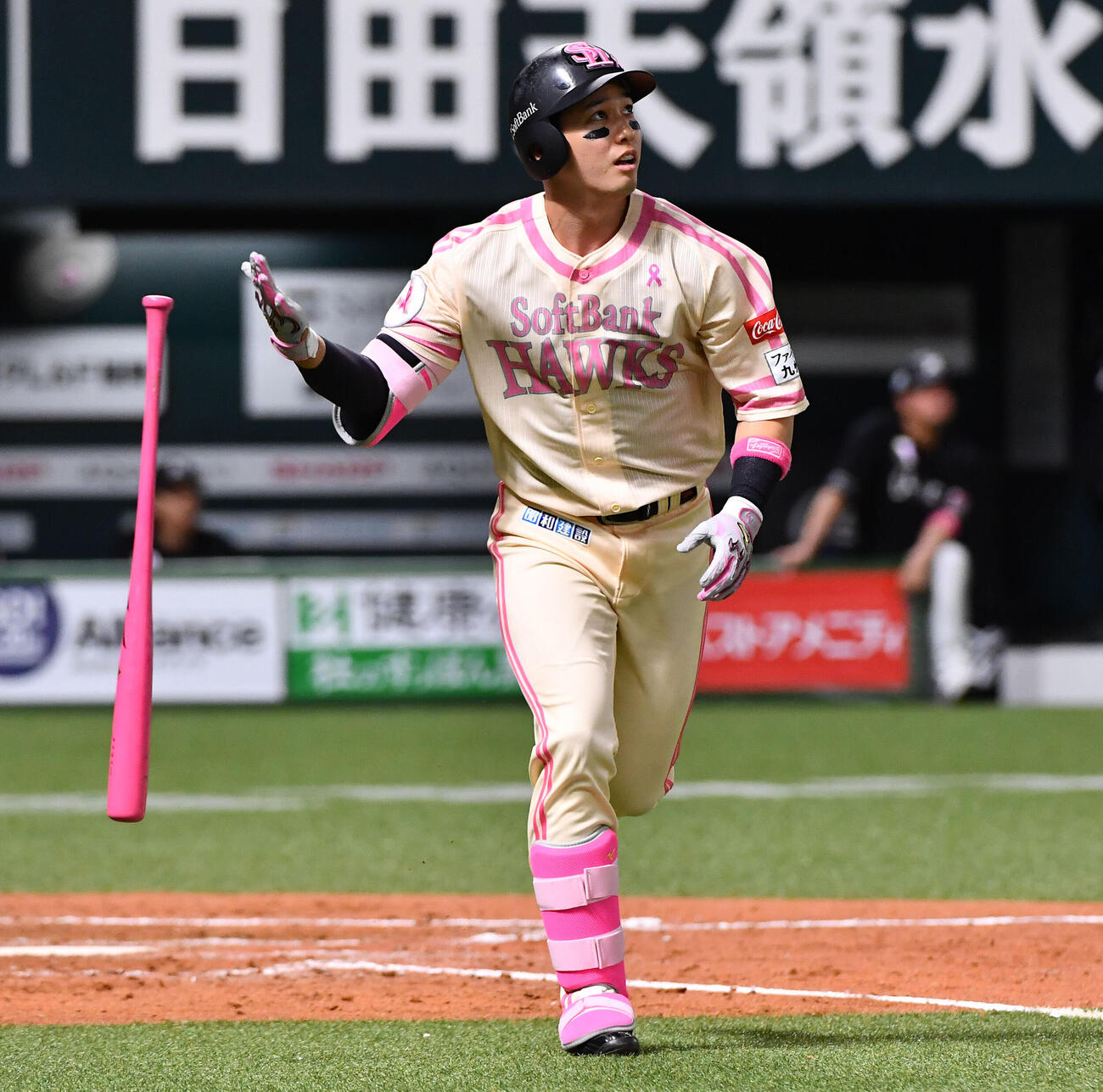 ソフトバンク対ロッテ　4回裏ソフトバンク無死、栗原陵矢は勝ち越しの右越え本塁打を放つ（撮影・岩下翔太）