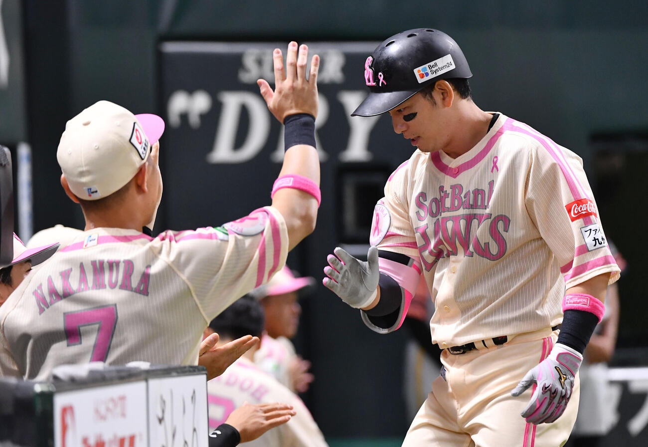 ソフトバンク対ロッテ　4回裏ソフトバンク無死、勝ち越しの右越え本塁打を放ち、ベンチ前で手刀を切る栗原陵矢（撮影・岩下翔太）