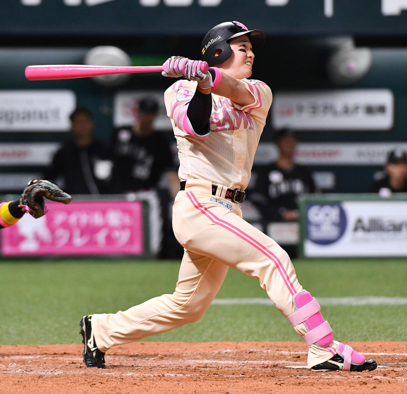ソフトバンク対ロッテ　4回裏ソフトバンク無死、栗原陵矢は勝ち越しの右越え本塁打を放つ（撮影・岩下翔太）