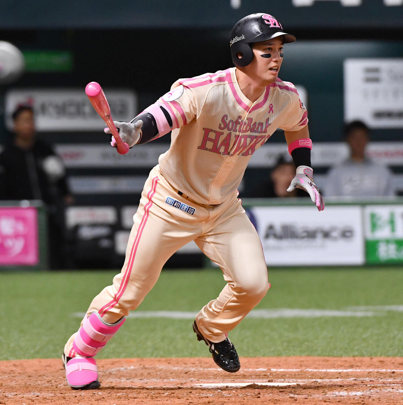 ソフトバンク対ロッテ　5回裏ソフトバンク2死一、二塁、栗原陵矢は右前適時打を放つ（撮影・岩下翔太）