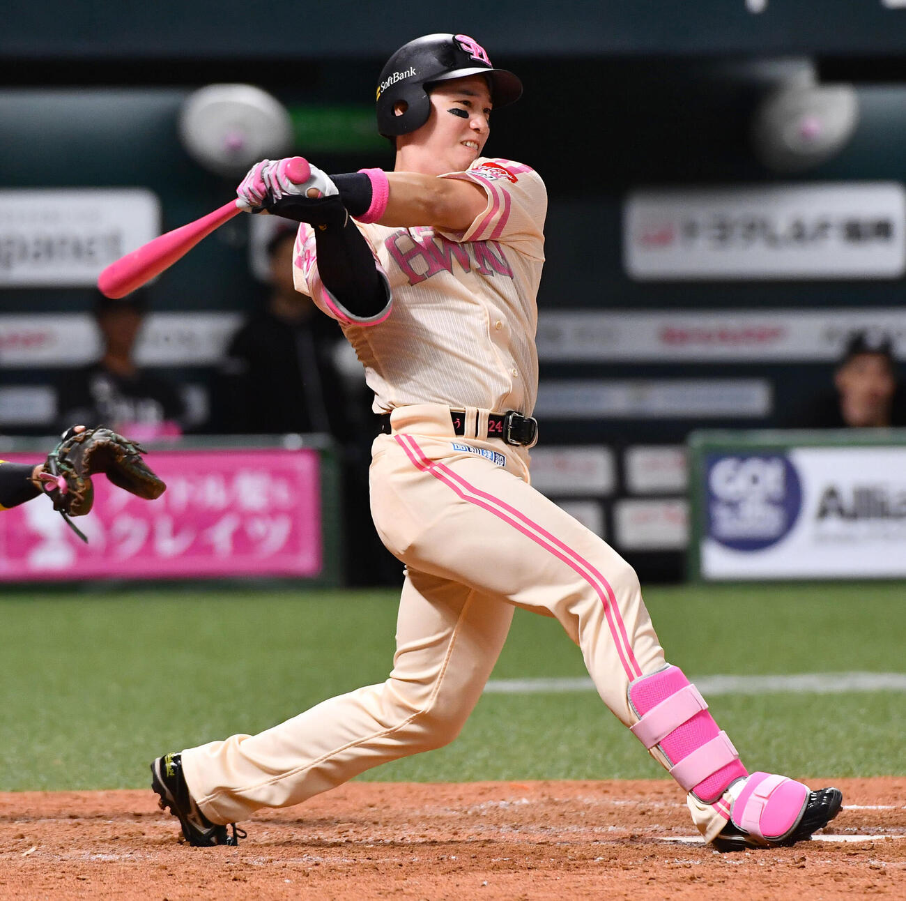 ソフトバンク対ロッテ　5回裏ソフトバンク2死一、二塁、栗原陵矢は右前適時打を放つ（撮影・岩下翔太）