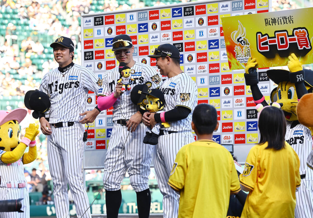 阪神対DeNA　子供インタビュアーからの質問に答える左から才木浩人、佐藤輝明、嶋村麟士朗（撮影・上田博志）