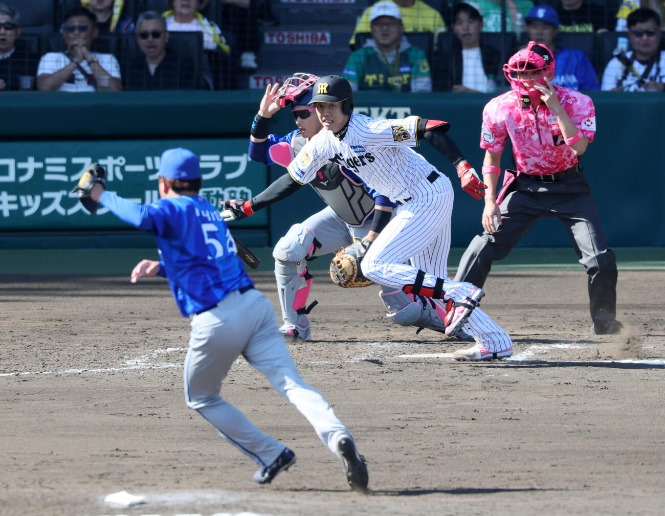 阪神対DeNA 5回裏阪神1死一、三塁、才木浩人はセーフティースクイズを決め先制。投手石田裕太郎（撮影・加藤哉）