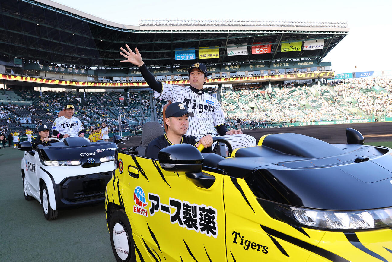 阪神対DeNA　ファンの歓声に応えながら場内を1周する才木浩人（撮影・上田博志）