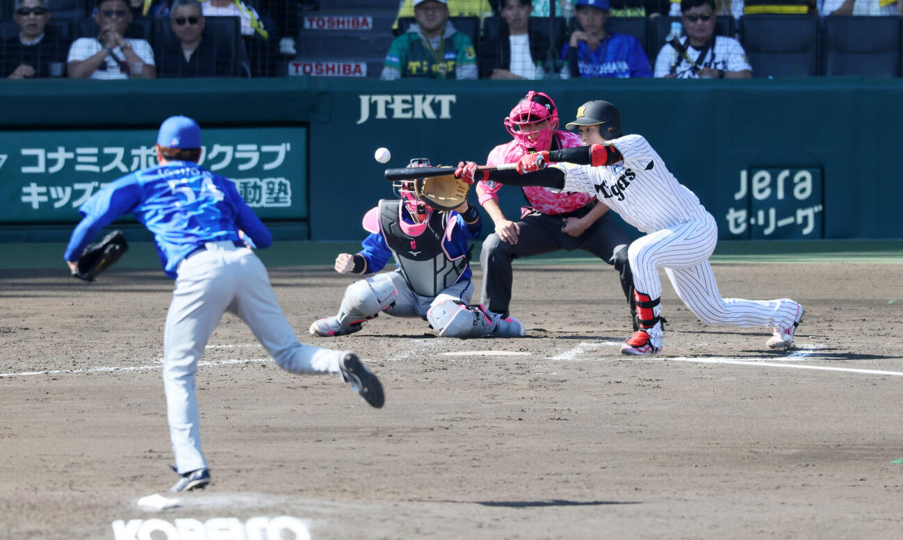 阪神対DeNA 5回裏阪神1死一、三塁、才木浩人はセーフティースクイズを決め先制。投手石田裕太郎（撮影・加藤哉）
