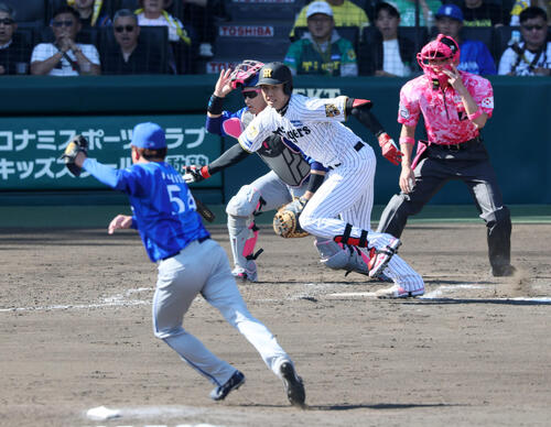 【阪神】強行したスリーバントスクイズ　才木浩人「やばいなあ」の３球目に見せた工夫