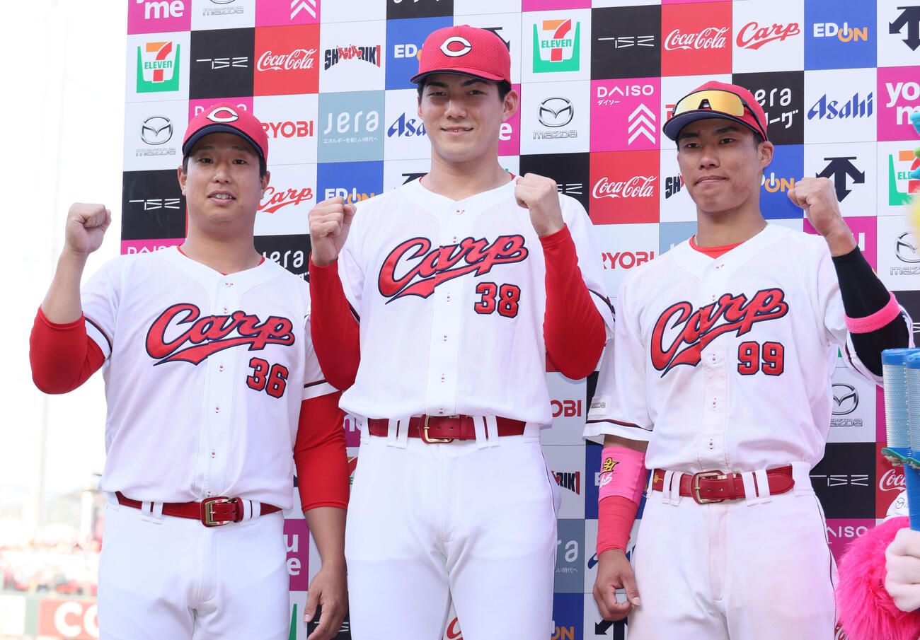 広島対ヤクルト　お立ち台でポーズを決める左から塹江敦哉、赤木晴哉、二俣翔一（撮影・加藤孝規）
