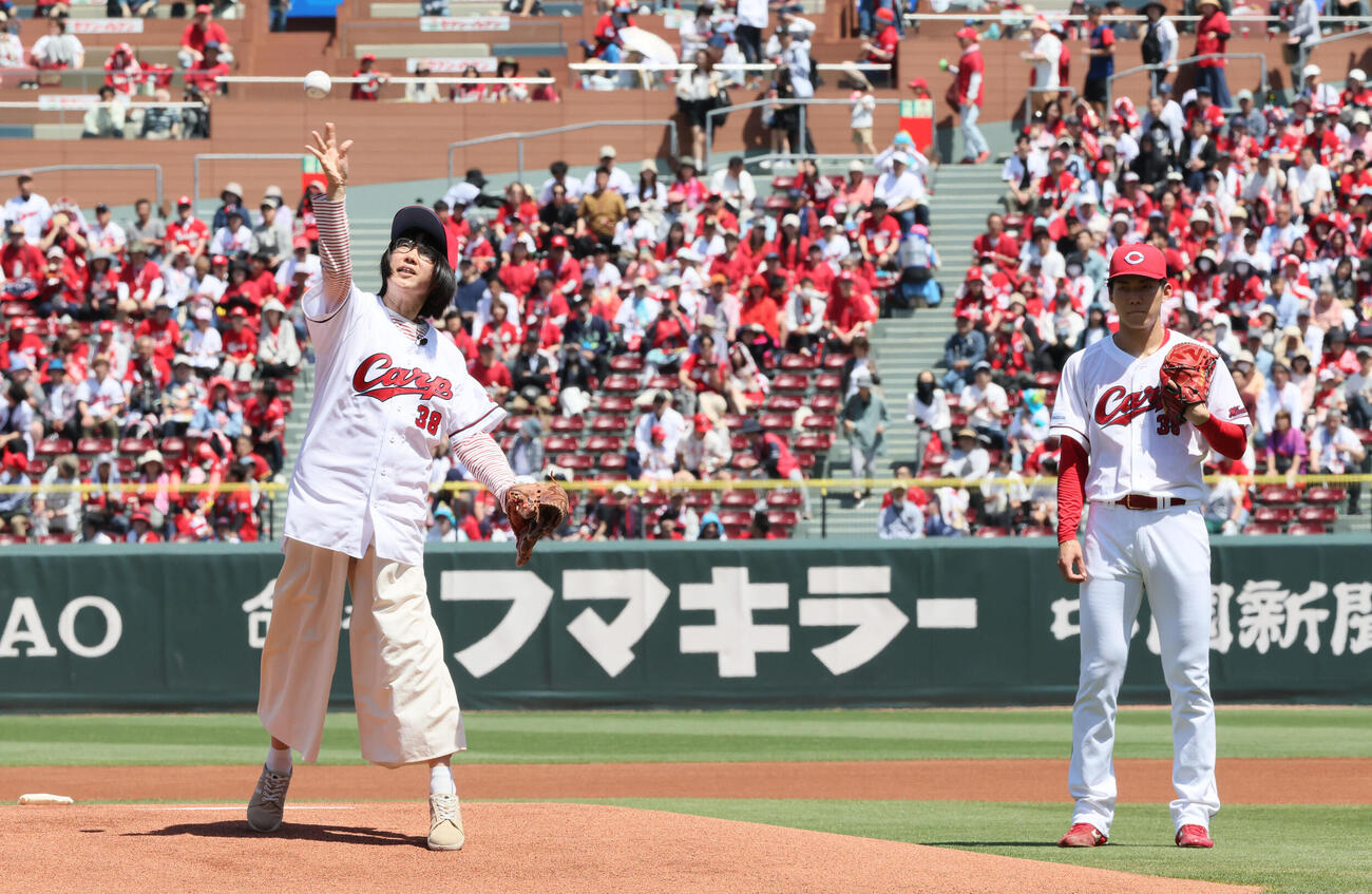 広島対ヤクルト　始球式で投げる母、恵美さん（左）と見守る赤木晴哉（撮影・加藤孝規）
