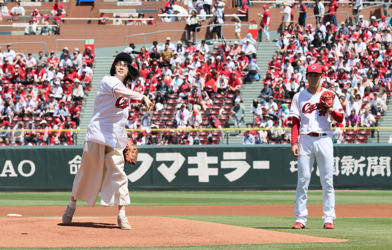広島対ヤクルト　始球式で投げる母、恵美さん（左）と見守る赤木晴哉（撮影・加藤孝規）