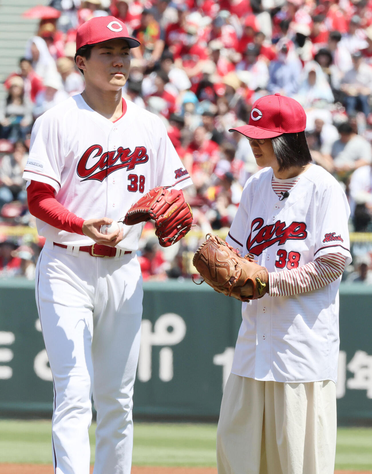広島対ヤクルト　始球式で投げる母、恵美さんにボールを渡す赤木晴哉（撮影・加藤孝規）