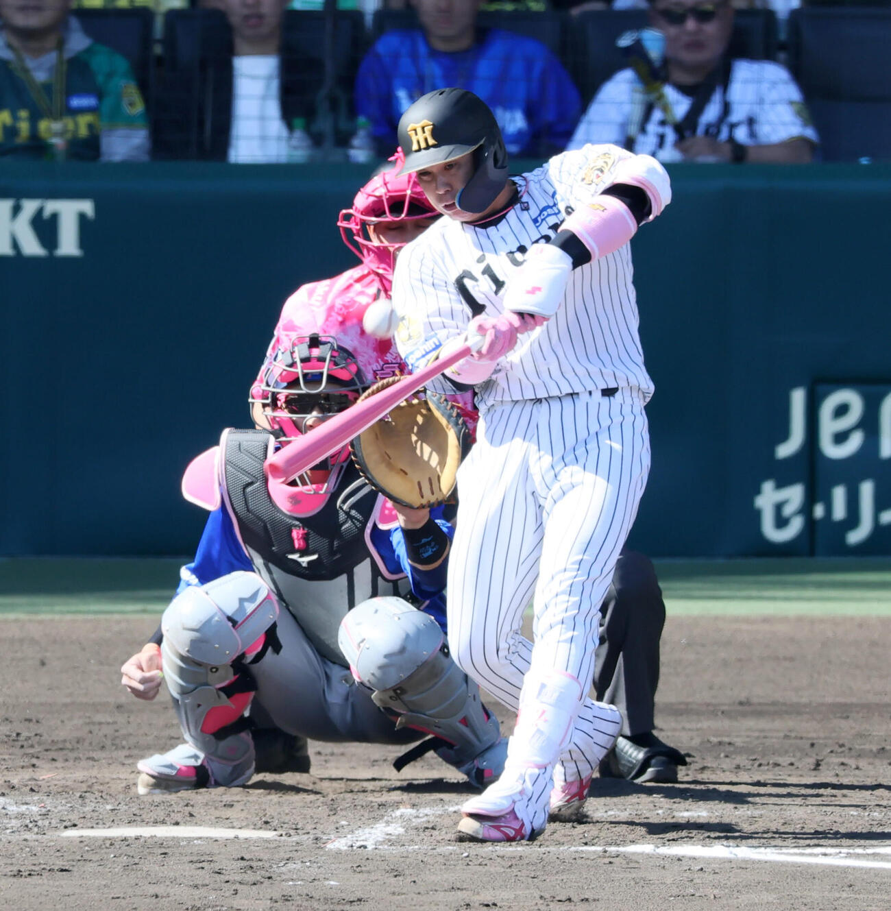 阪神対DeNA 5回裏阪神無死一塁、梅野隆太郎は左前打を放つ（撮影・加藤哉）