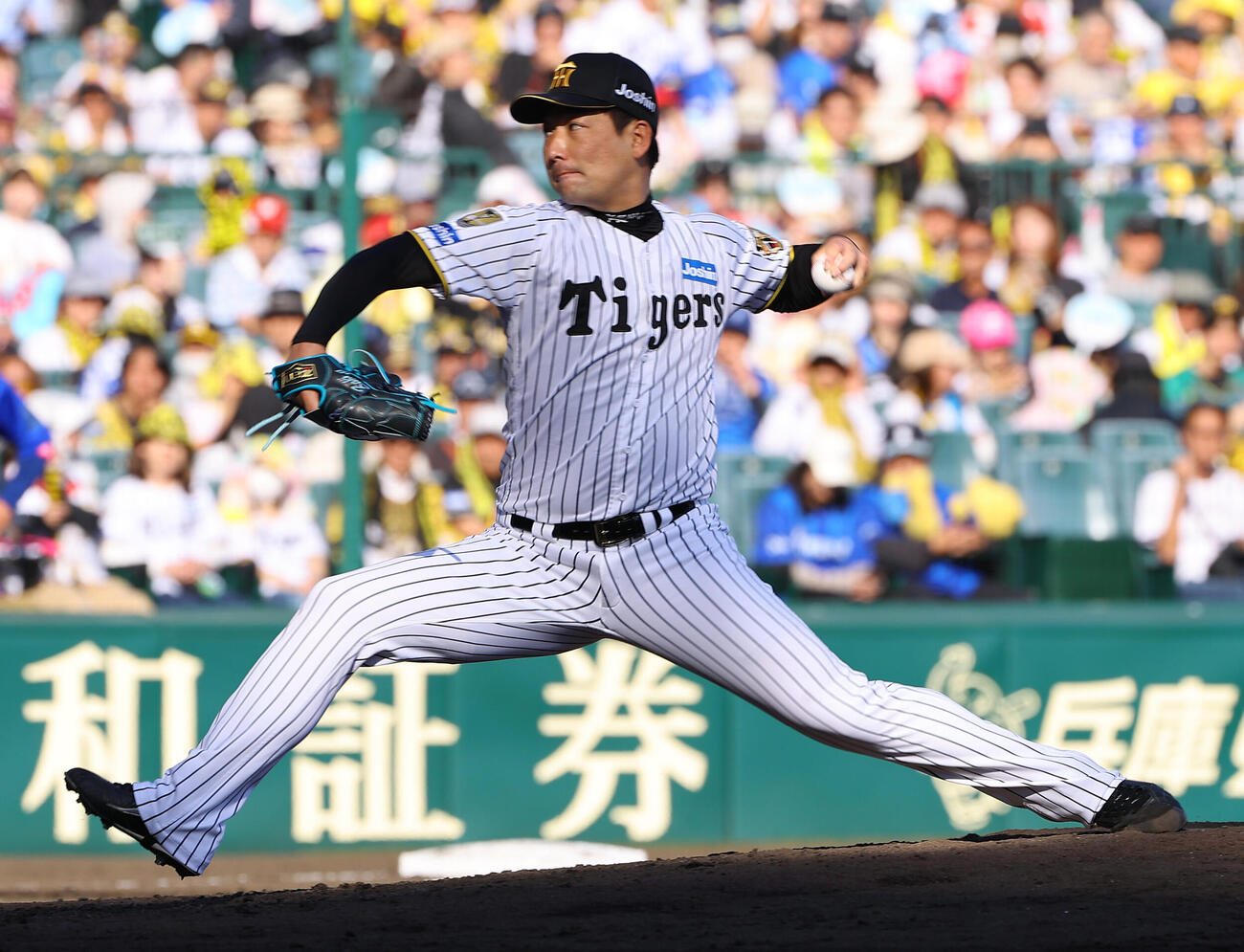 阪神対DeNA　阪神2番手の岩崎優（撮影・上田博志）