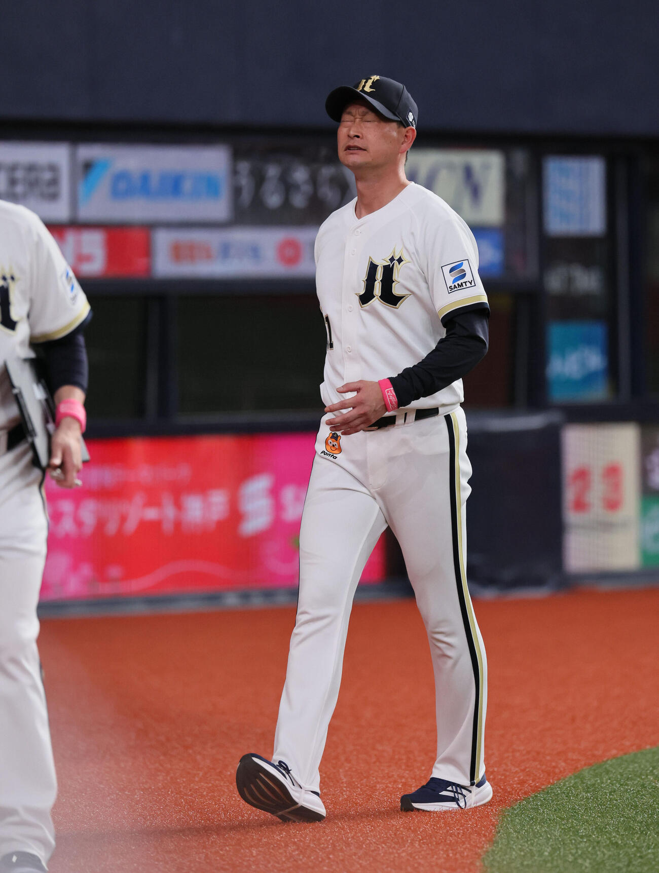 オリックス対日本ハム　7回裏オリックス攻撃終了、交代を告げ、厳しい表情を見せるオリックス岸田護監督（撮影・宮崎幸一）
