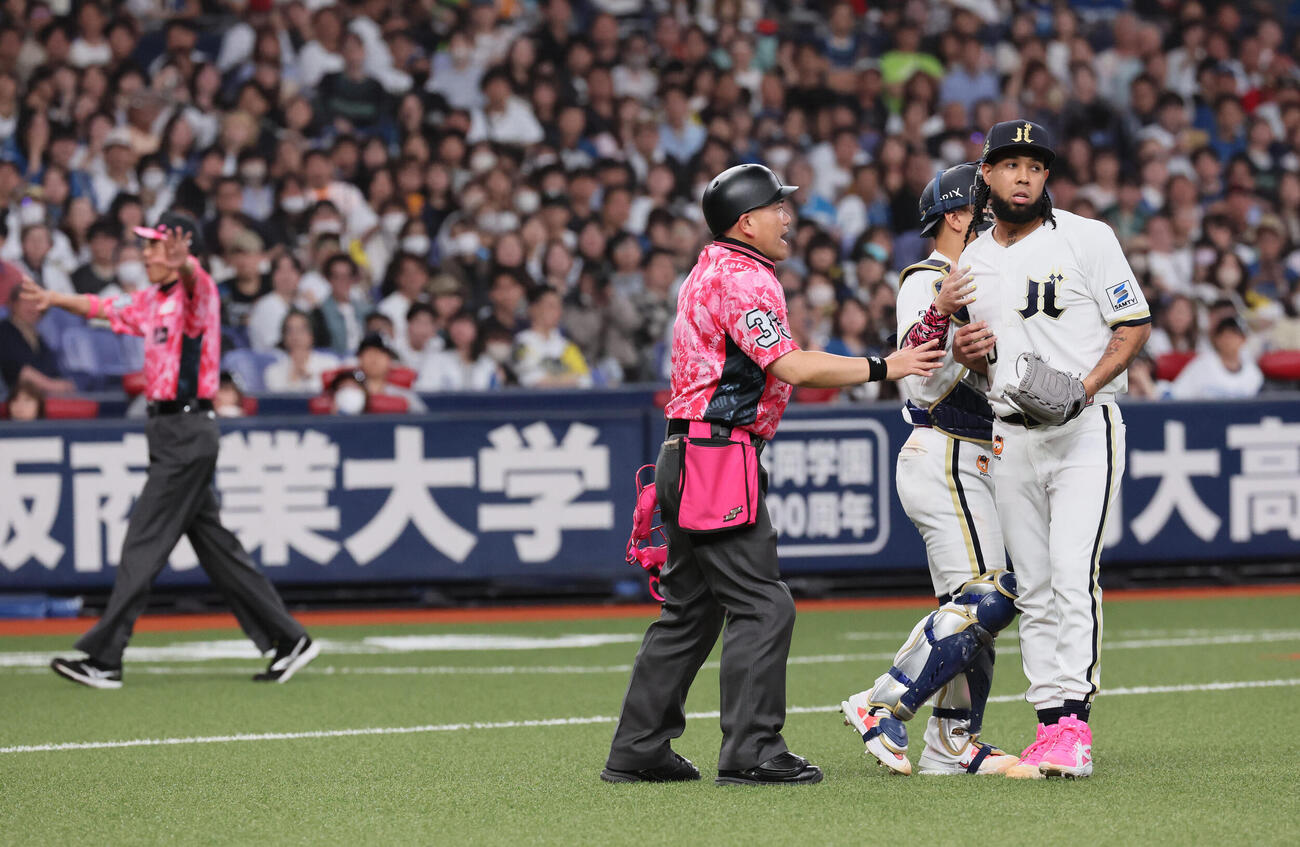 オリックス対日本ハム　5回表日本ハム無死二塁、ロドルファ・カストロが打席で要求したタイムのタイミングを巡り、アンダーソン・エスピノーザとのもめ事が発生する（撮影・宮崎幸一）