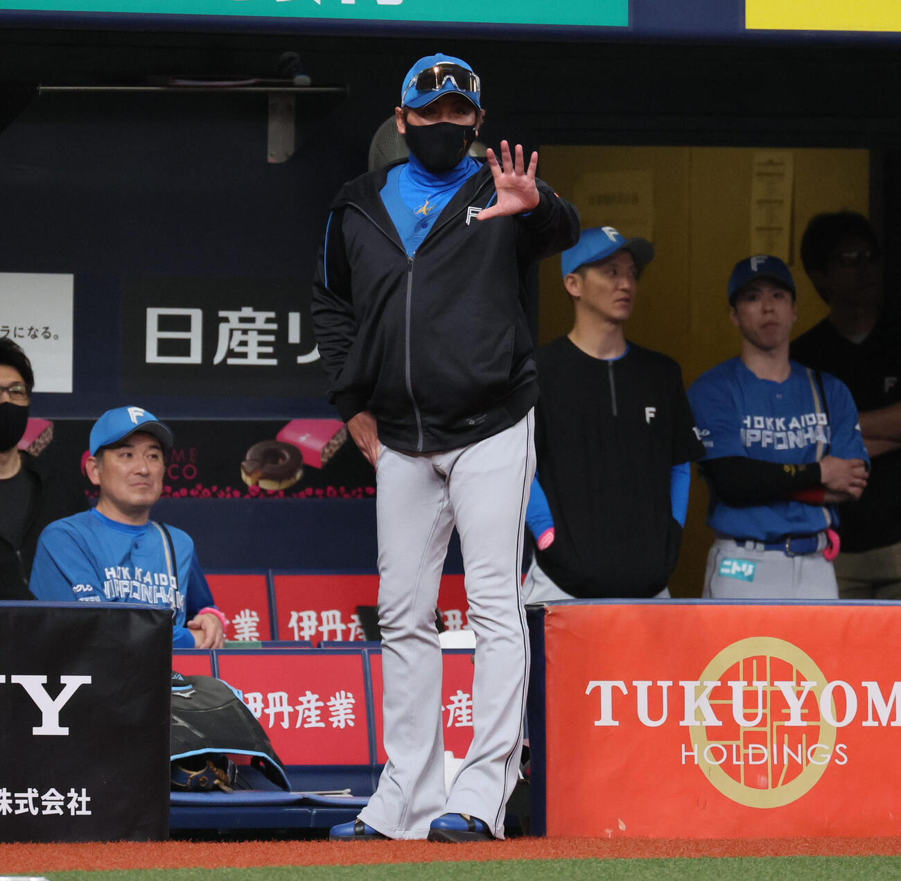 オリックス対日本ハム　5回表日本ハム無死二塁、ロドルファ・カストロが打席で要求したタイムのタイミングを巡り、アンダーソン・エスピノーザとのもめ事が発生し、新庄剛志監督も様子をうかがう（撮影・宮崎幸一）