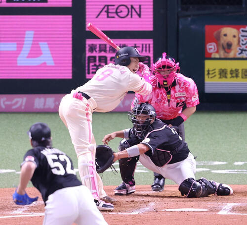 【ソフトバンク】柳田悠岐が右ひざにまた死球で途中交代「この程度で済んでよかった」軽傷の様子