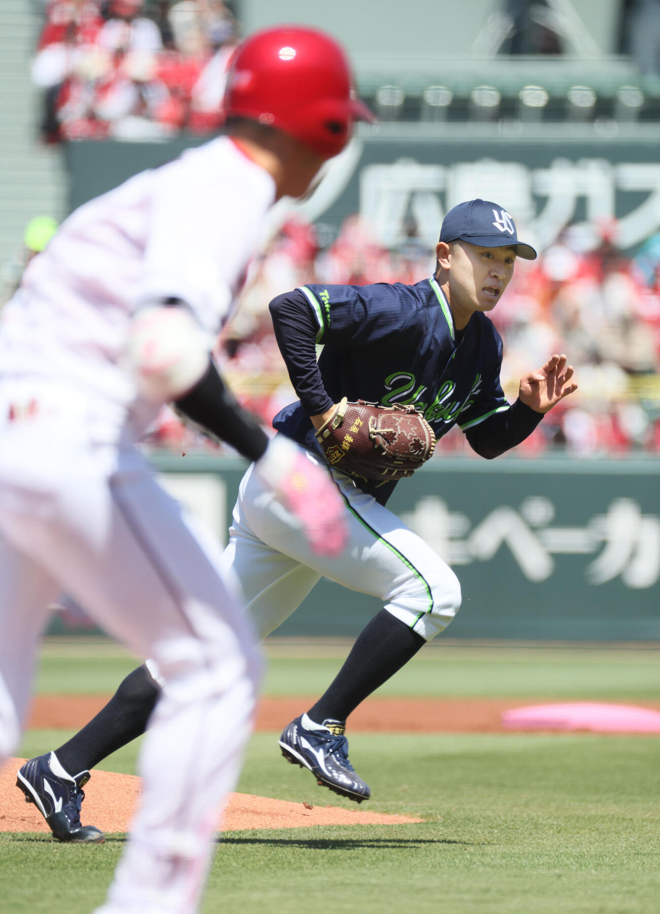 広島対ヤクルト　1回表ヤクルト無死、秋山翔吾の内野ゴロで一塁ベースカバーに向かう石原勇輝（撮影・加藤孝規）