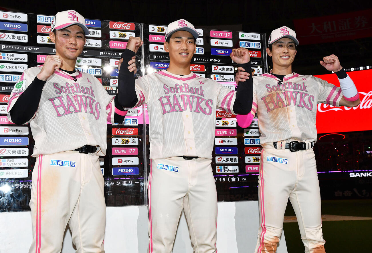 ソフトバンク対ロッテ　ロッテに勝利しお立ち台でガッツポーズする、左から庄子雄大、前田悠伍、周東佑京（撮影・岩下翔太）