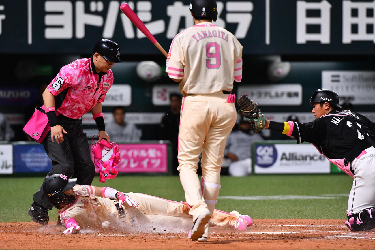 ソフトバンク対ロッテ　3回裏ソフトバンク2死三塁、周東佑京は本盗に成功する（撮影・岩下翔太）