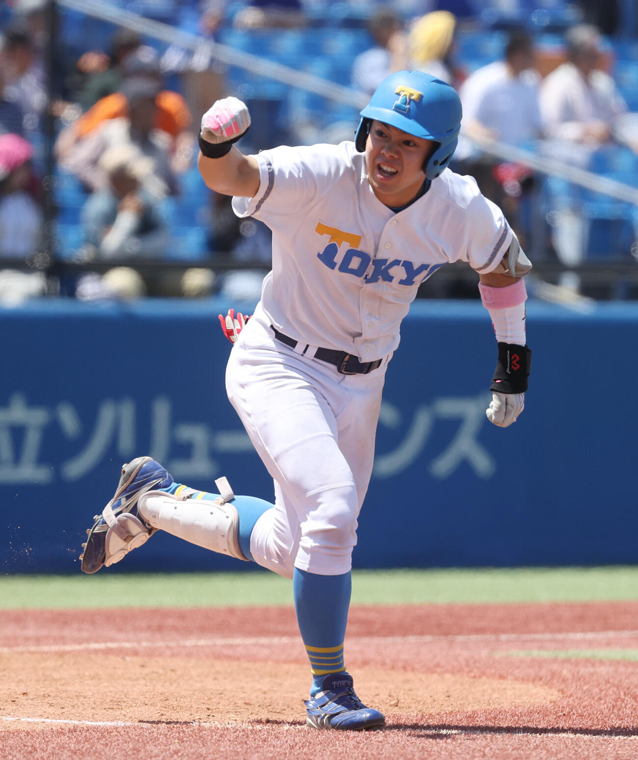 東京6大学野球　法大対東大　4回裏東大2死二、三塁、秋元諒は適時二塁打を放ちガッツポーズする（撮影・柴田隆二）