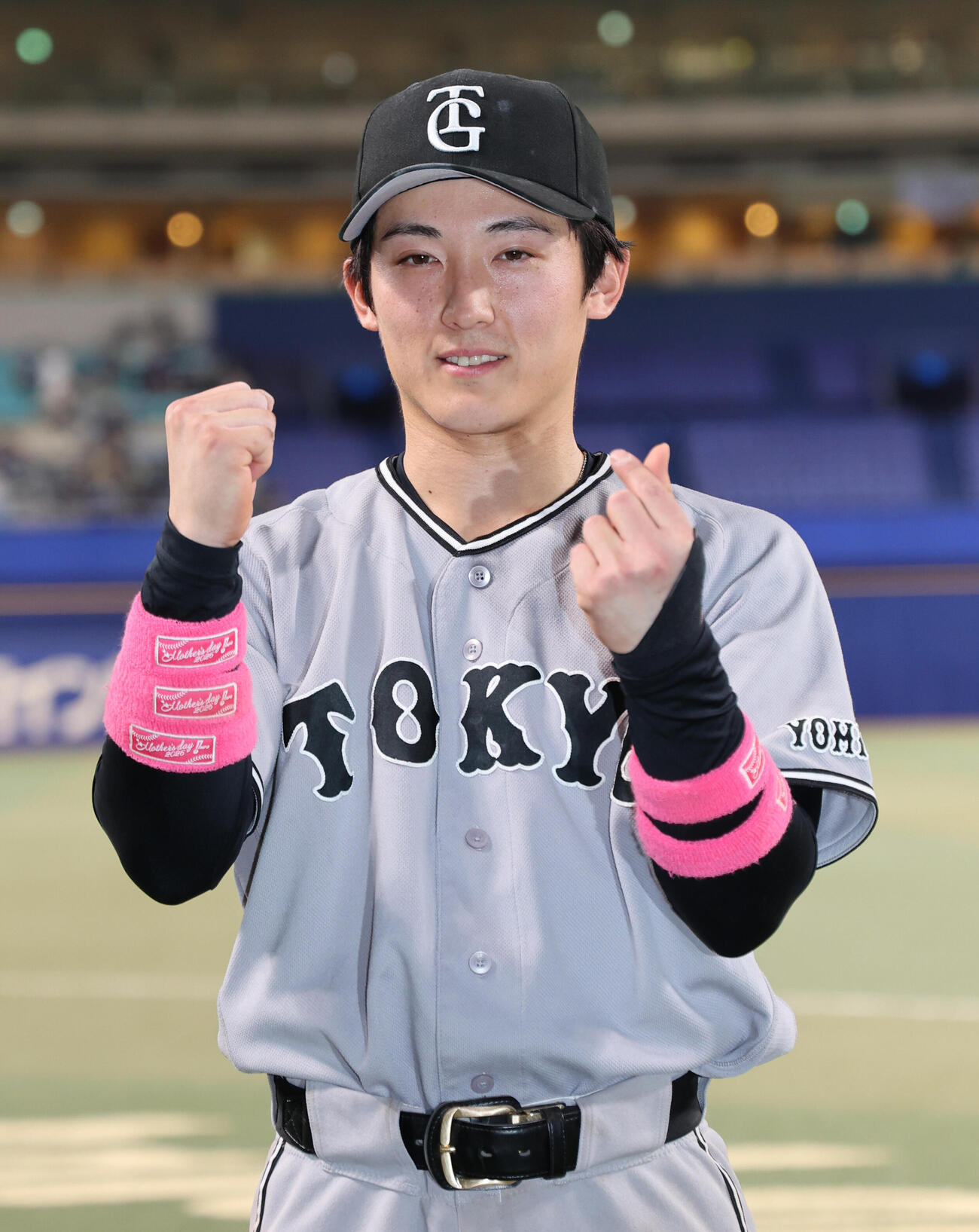 中日対巨人　4打点の巨人浦田俊輔は母の日にちなんだピンクのリストバンドで母への感謝をアピール（撮影・西尾就之）