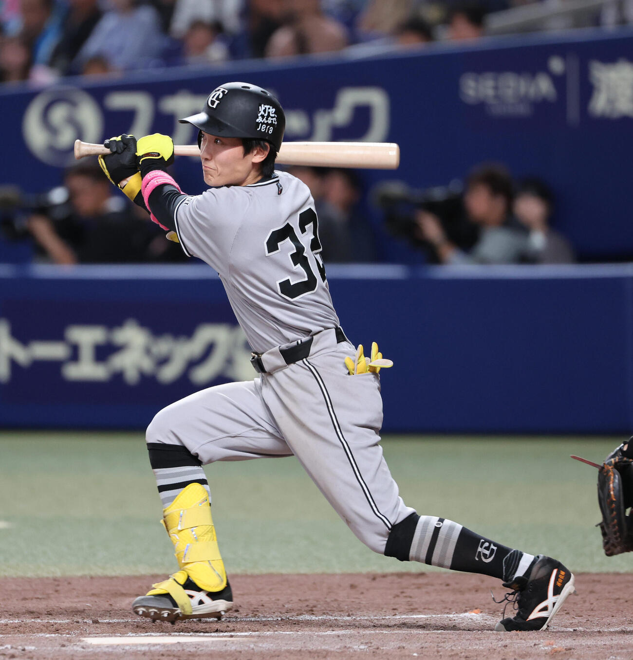 中日対巨人　9回表巨人2死二、三塁、浦田俊輔は左中間に適時二塁打を放つ（撮影・西尾就之）