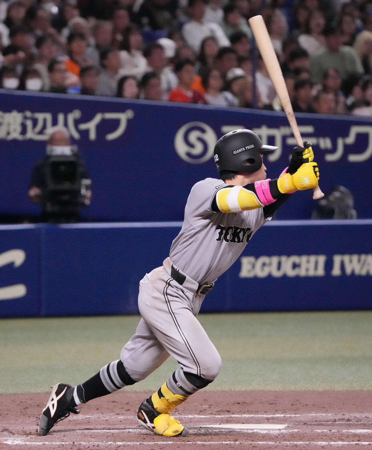 中日対巨人　9回表巨人2死一、三塁、2点適時二塁打を放つ浦田俊輔（撮影・森本幸一）