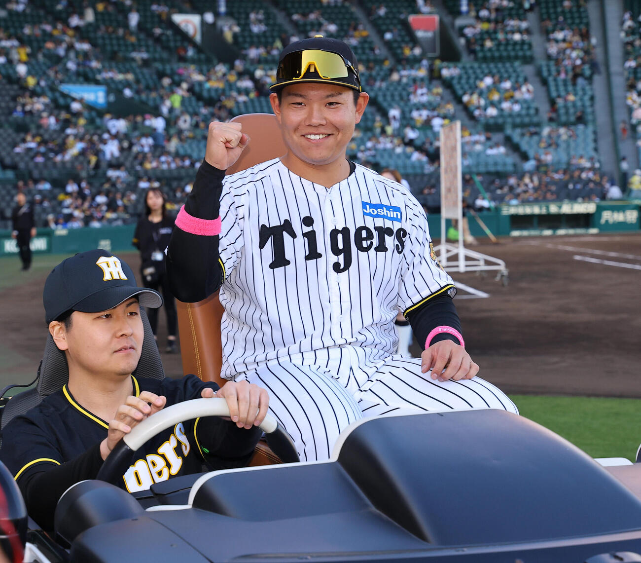 阪神対DeNA　リリーフカーに乗りガッツポーズをする嶋村麟士朗（撮影・上田博志）