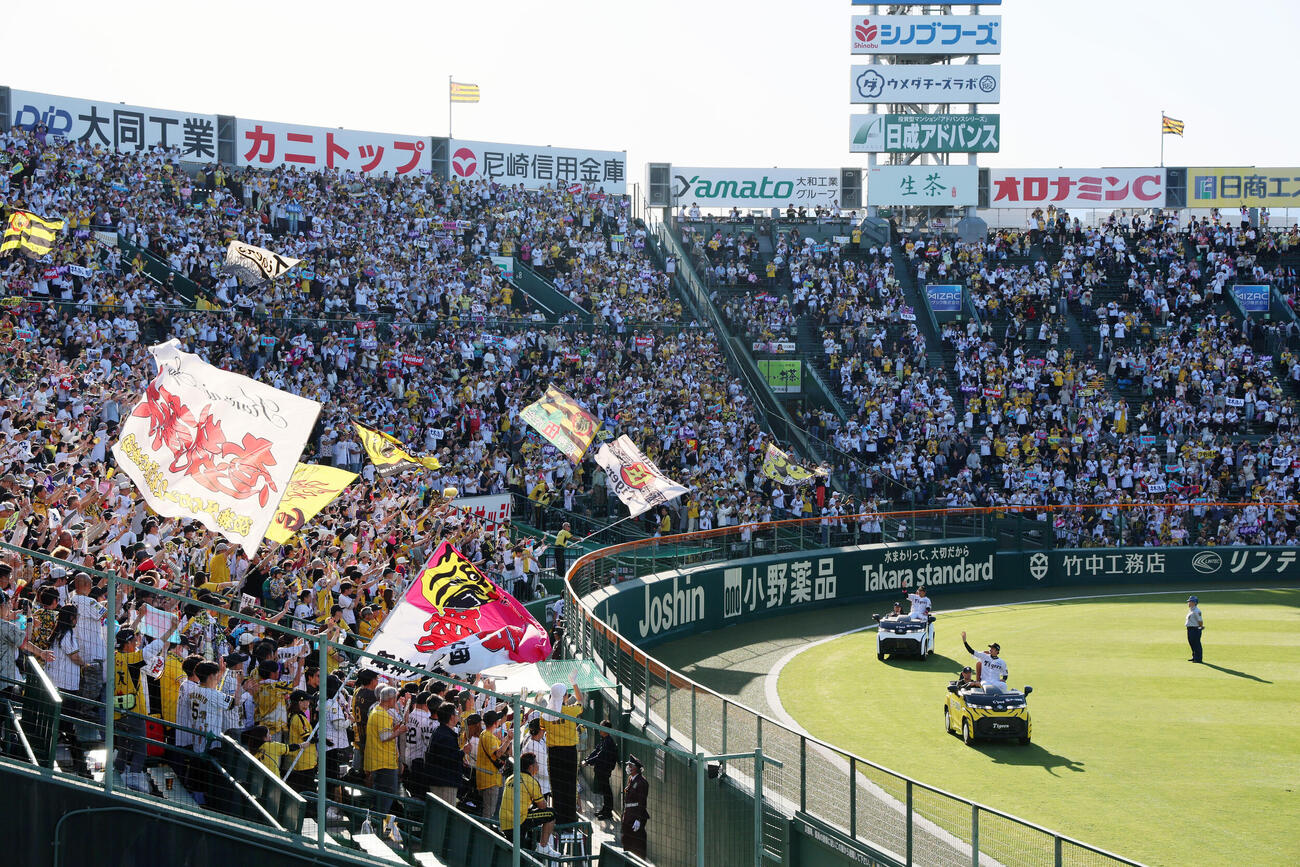 阪神対DeNA　ヒーローインタビューを終えた嶋村麟士朗（左）と才木浩人はリリーフカーで場内1周する（撮影・加藤哉）