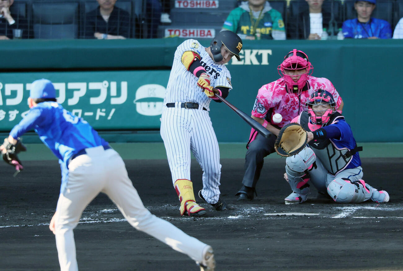 阪神対DeNA 7回裏阪神1死二塁、代打嶋村麟士朗は中前適時打を放つ。投手宮城滝太（撮影・加藤哉）