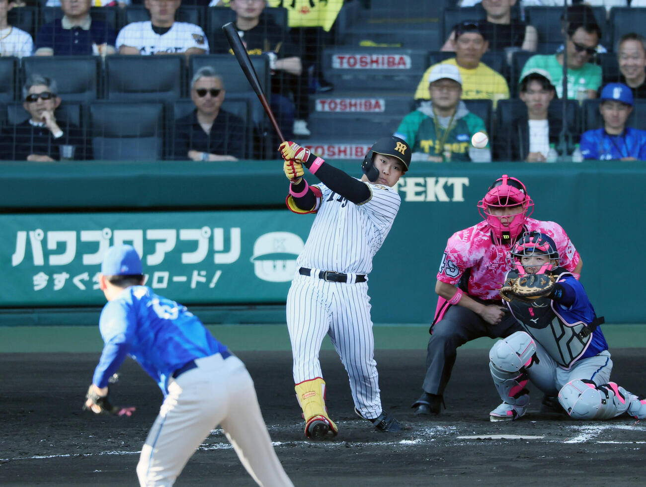 阪神対DeNA 7回裏阪神1死二塁、代打嶋村麟士朗は中前適時打を放つ。投手宮城滝太（撮影・加藤哉）