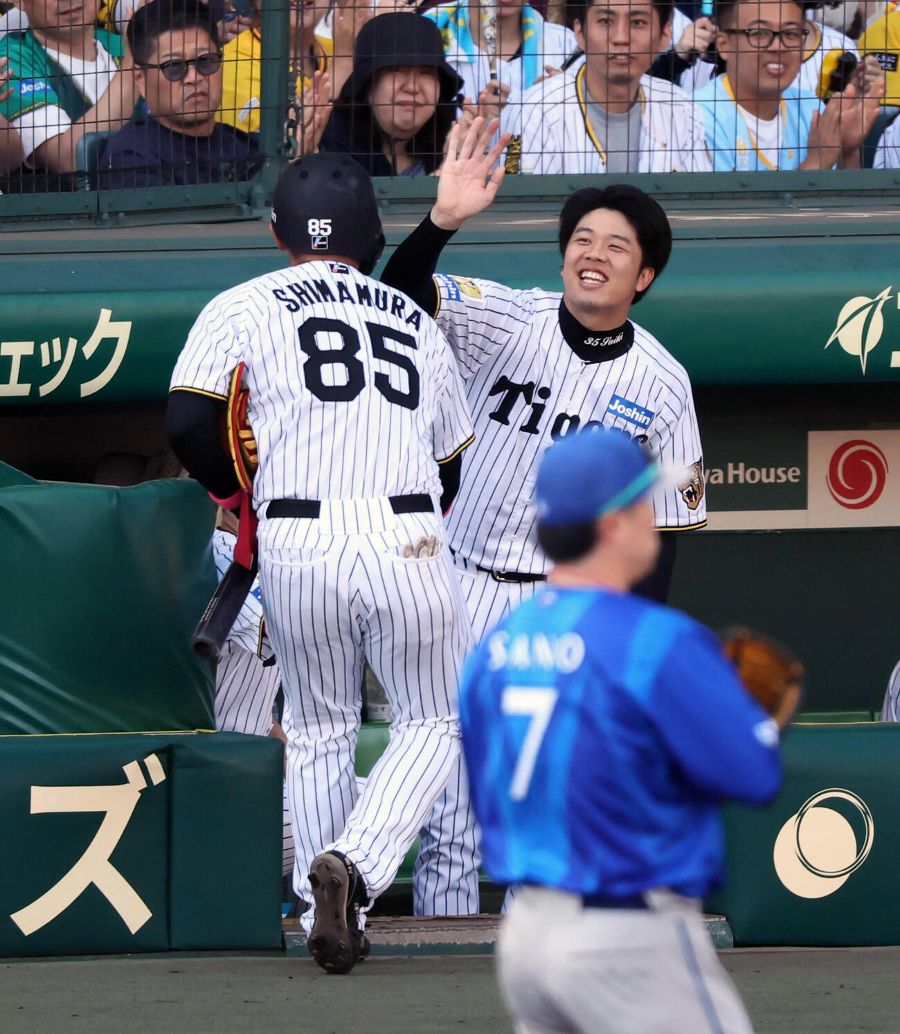 阪神対DeNA 7回裏阪神1死二塁、才木浩人は中前適時打を放ち代走が送られてベンチに戻った代打嶋村麟士朗（左）を笑顔で出迎える（撮影・加藤哉）