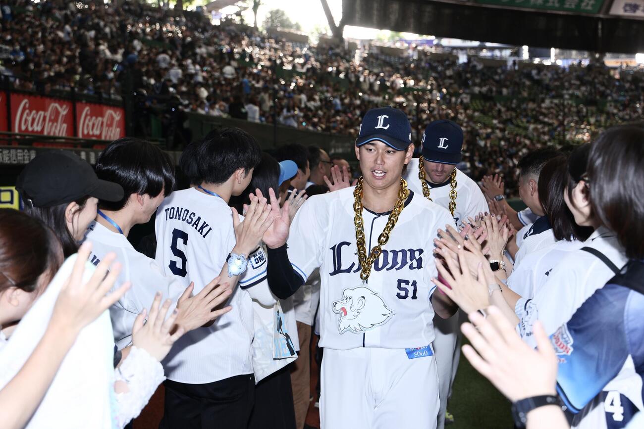 西武対楽天　楽天に勝利し、ファンとタッチを交わす西川愛也（撮影・河田真司）