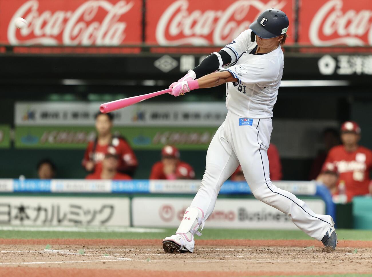 西武対楽天　4回裏西武1死二塁、右越え2点本塁打を放つ西川愛也（撮影・河田真司）